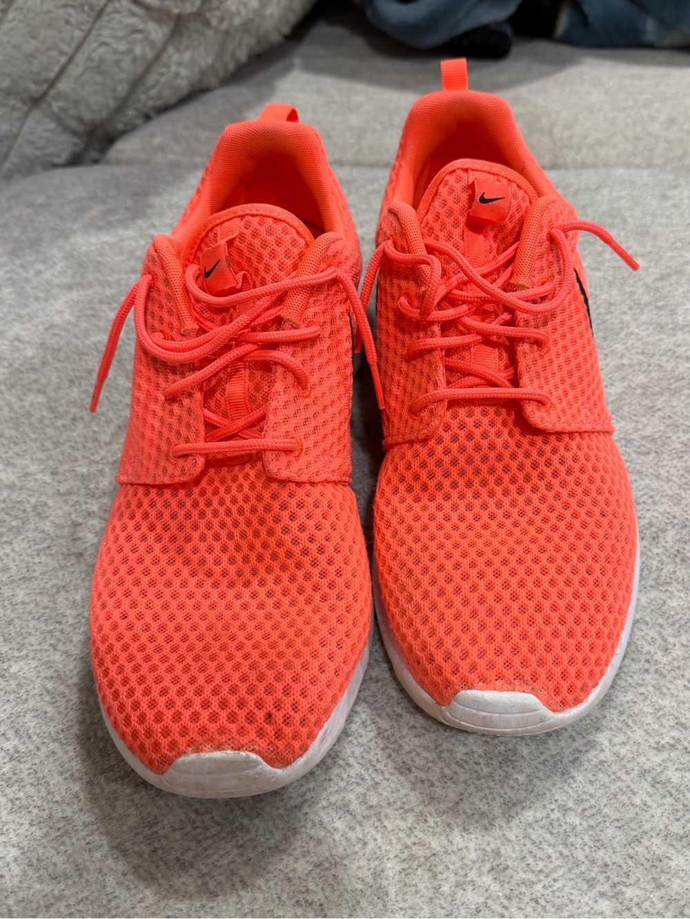 Nike Coral Roshe Lace-Up Sneakers
